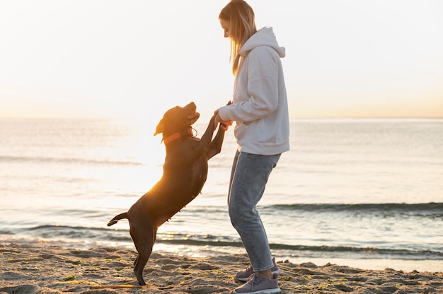 Mujer joven disfrutando de un tiempo con su perro