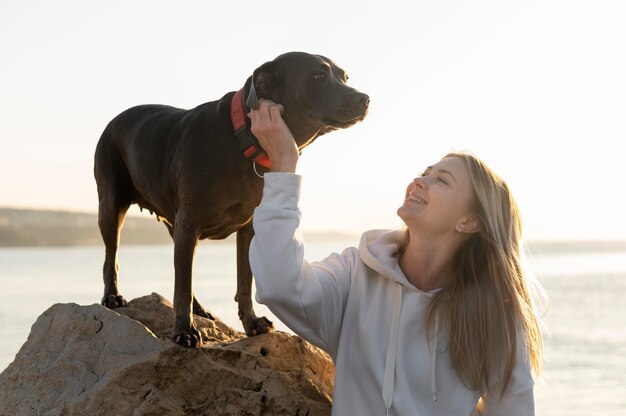 Mujer joven disfrutando de un tiempo con su perro