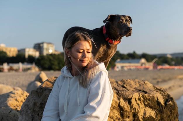 Foto gratuita mujer joven disfrutando de un tiempo con su perro