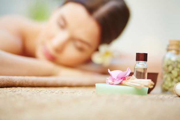 Mujer joven disfrutando de un tratamiento de belleza