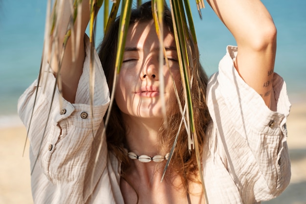 Foto gratuita mujer joven disfrutando del verano