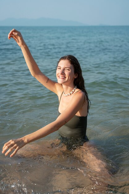 Mujer joven disfrutando del verano