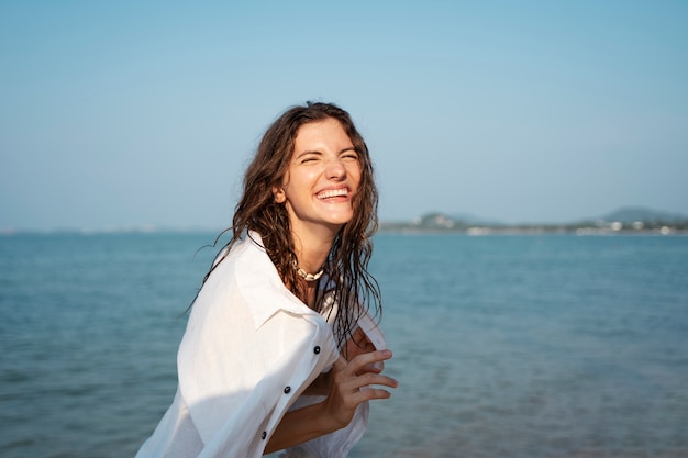 Mujer joven disfrutando del verano