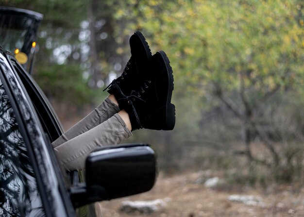 Mujer joven disfrutando de viaje por carretera