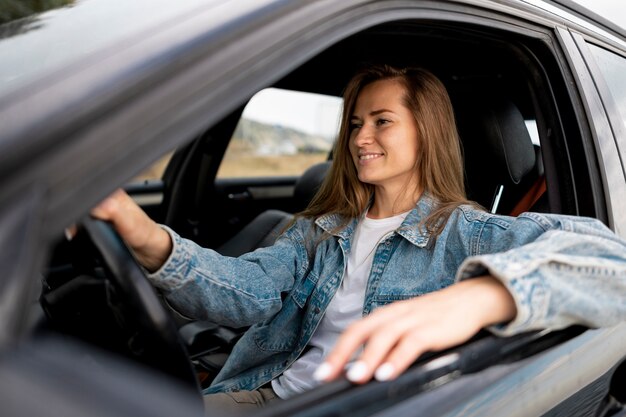 Mujer joven disfrutando de viaje por carretera