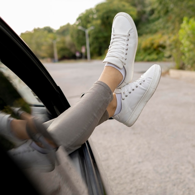 Foto gratuita mujer joven disfrutando de viaje por carretera