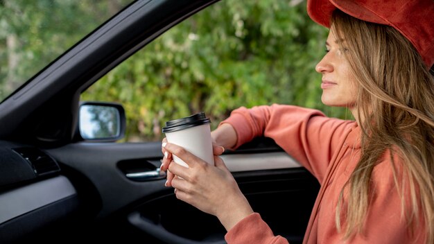 Mujer joven disfrutando de viaje por carretera