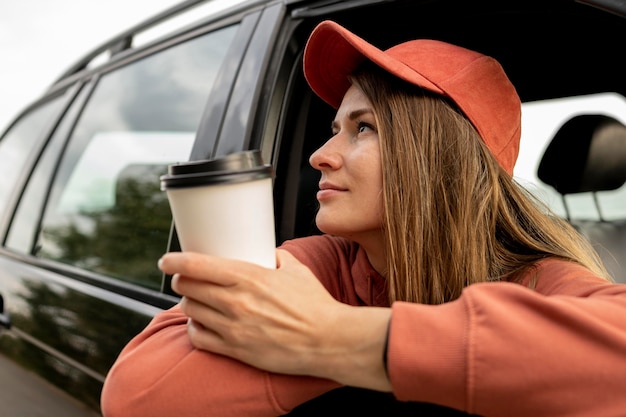 Mujer joven disfrutando de viaje por carretera