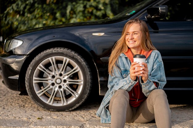 Mujer joven disfrutando de viaje por carretera