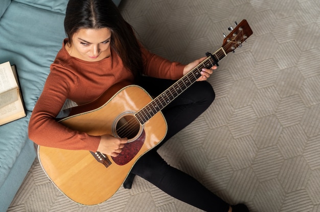 Foto gratuita mujer joven disfrutando de la vida sin conexión