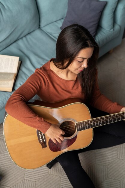 Mujer joven disfrutando de la vida sin conexión