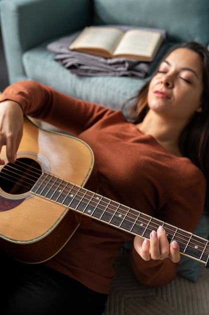 Mujer joven disfrutando de la vida sin conexión