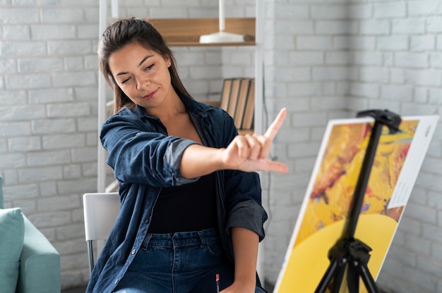 Mujer joven disfrutando de la vida sin conexión