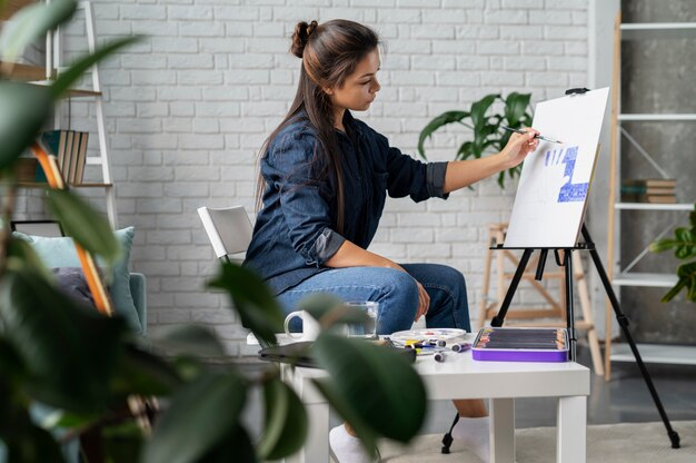 Mujer joven disfrutando de la vida sin conexión