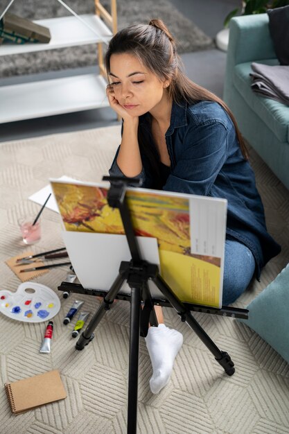 Mujer joven disfrutando de la vida sin conexión