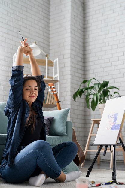 Foto gratuita mujer joven disfrutando de la vida sin conexión