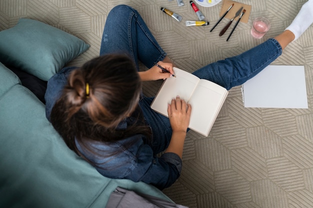 Mujer joven disfrutando de la vida sin conexión