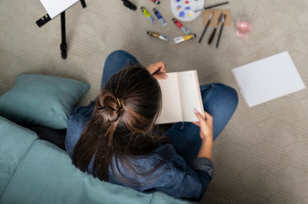 Mujer joven disfrutando de la vida sin conexión