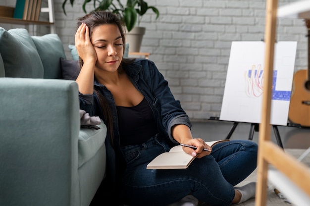 Foto gratuita mujer joven disfrutando de la vida sin conexión