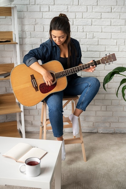 Foto gratuita mujer joven disfrutando de la vida sin conexión