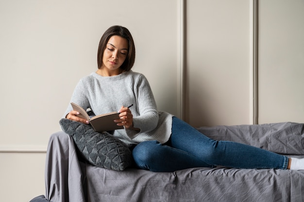 Foto gratuita mujer joven disfrutando de la vida sin conexión