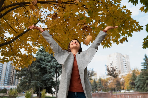 Foto gratuita mujer joven disfrutando de la vida sin conexión