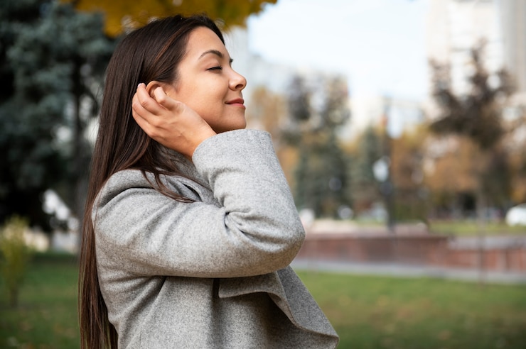 Foto gratuito mujer joven disfrutando de la vida sin conexión