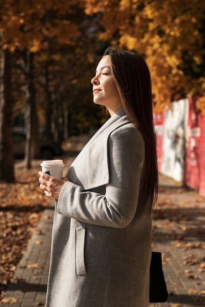 Foto gratuita mujer joven disfrutando de la vida sin conexión