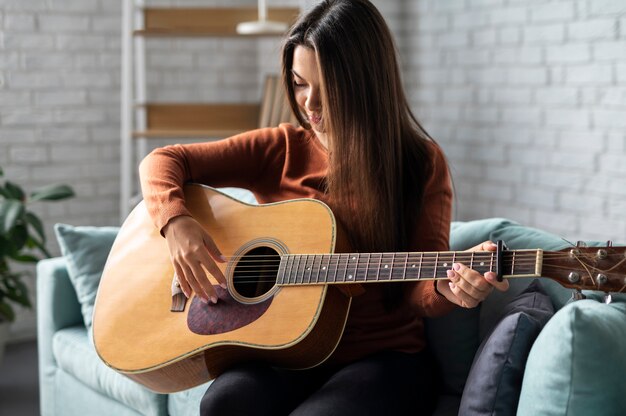 Mujer joven disfrutando de la vida sin conexión