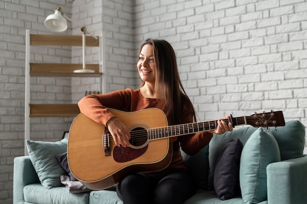 Mujer joven disfrutando de la vida sin conexión