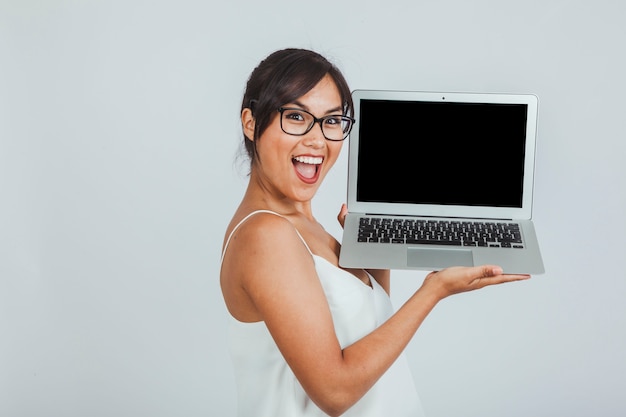 Mujer joven divertida con portátil