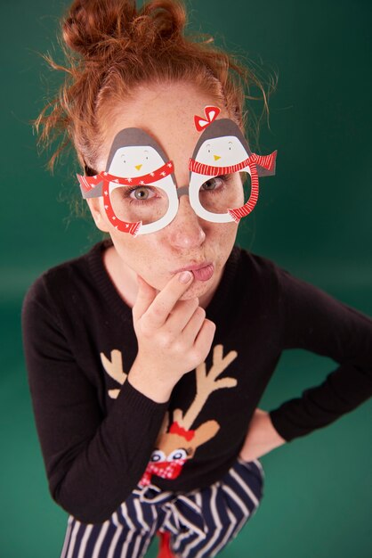 Foto gratuita mujer joven con divertidas máscaras navideñas