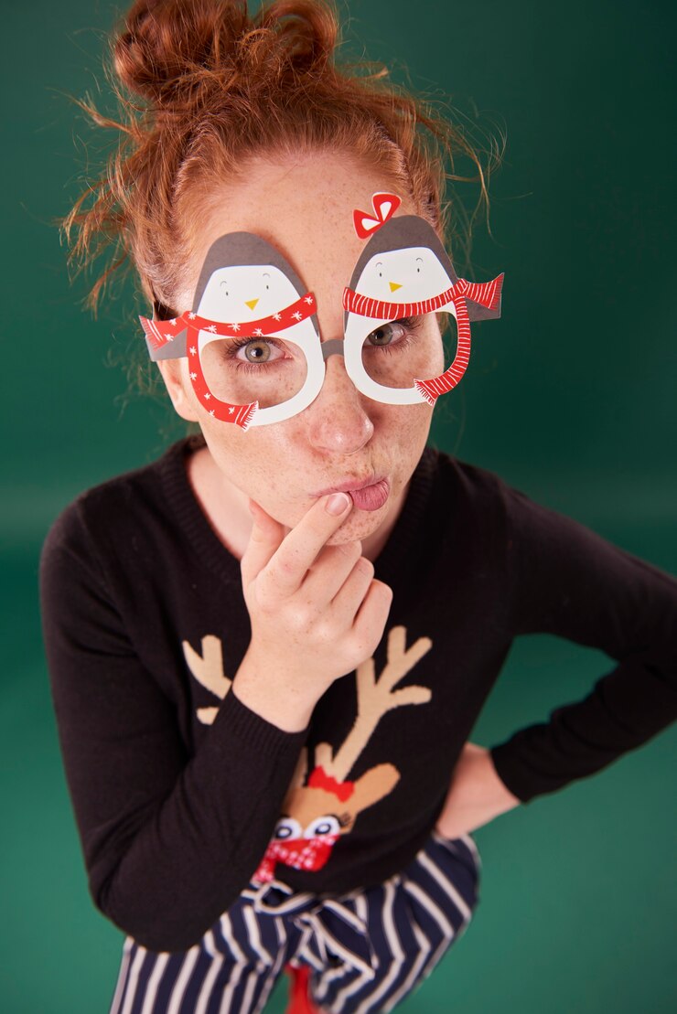 Foto gratuito mujer joven con divertidas máscaras navideñas