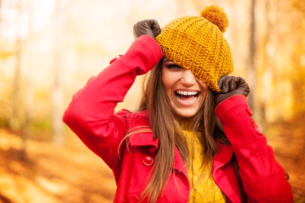 Foto gratuita mujer joven diviértete con ropa de otoño