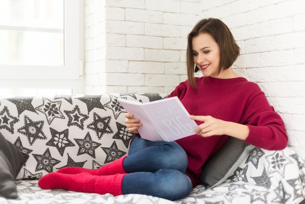 Mujer joven divirtiendose leyendo