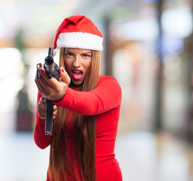 Mujer joven divirtiéndose con una pistola
