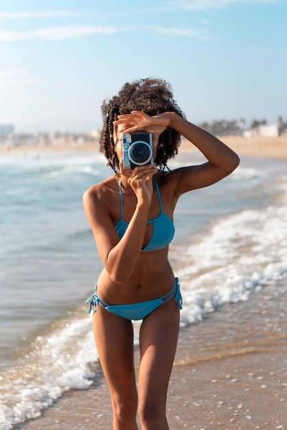 Mujer joven divirtiéndose en la playa