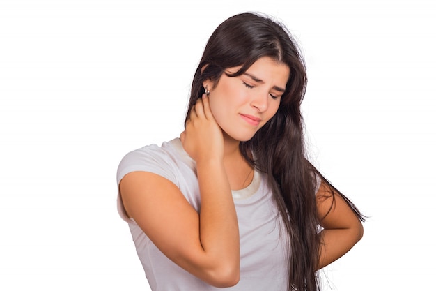 Mujer joven con dolor de cuello.