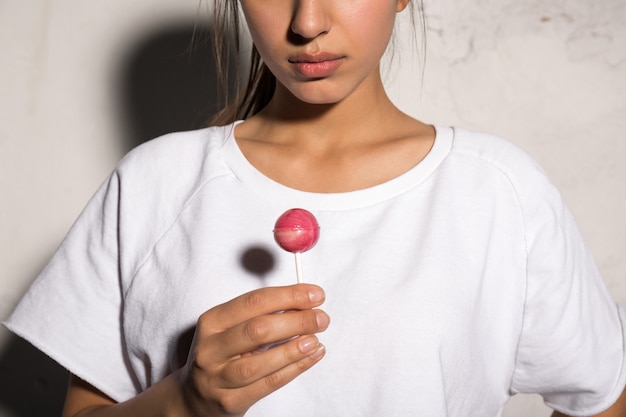 Foto gratuita mujer joven con dulces.