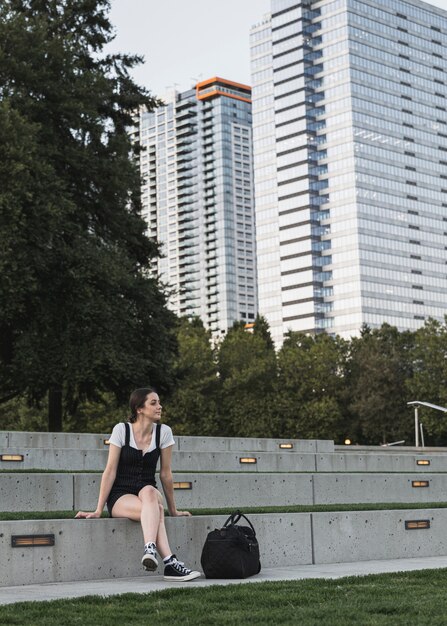 Mujer joven y edificios en el fondo