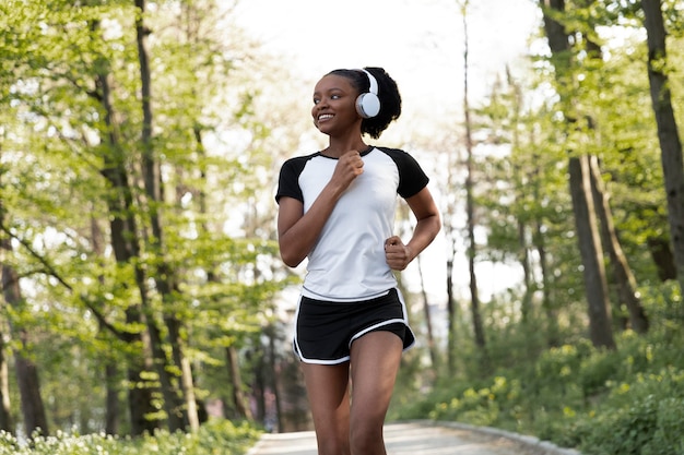 Mujer joven, ejercitar, aire libre