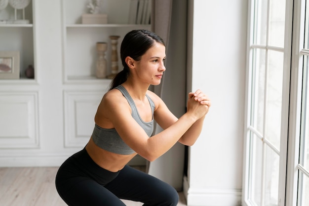 Foto gratuita mujer joven, ejercitar, en casa