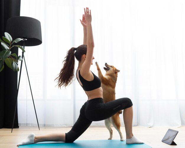 Mujer joven, ejercitar, con, ella, perro