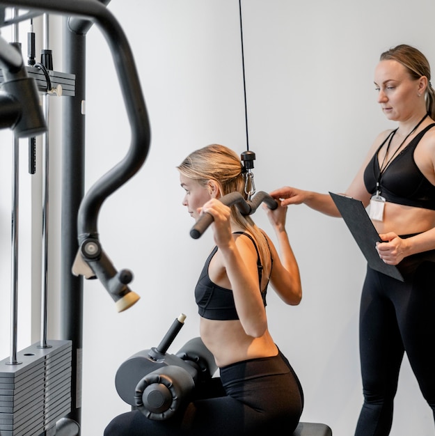 Mujer joven, ejercitar, en, el, gimnasio, vista lateral