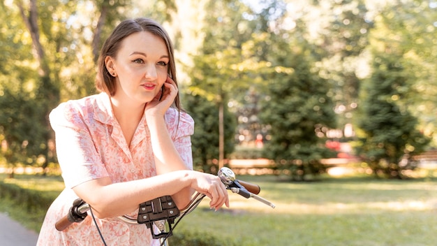 Mujer joven elegante relajarse al aire libre