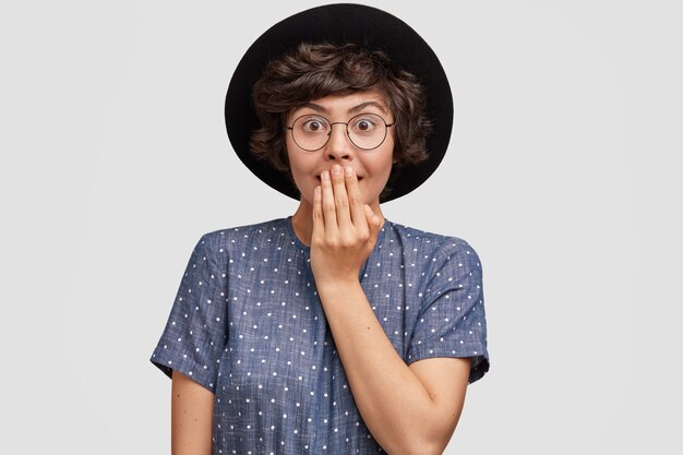 Mujer joven con elegante sombrero negro