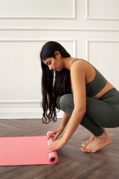 Mujer joven con elementos esenciales de yoga
