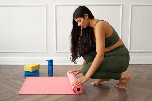 Mujer joven con elementos esenciales de yoga