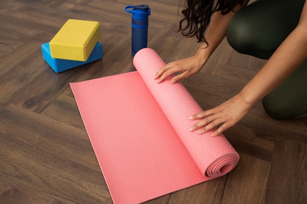 Foto gratuita mujer joven con elementos esenciales de yoga