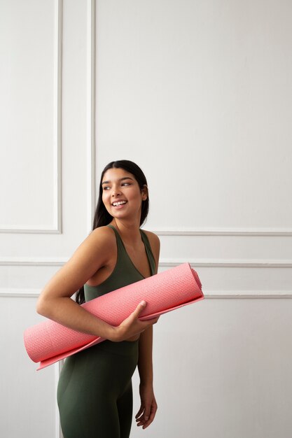 Mujer joven con elementos esenciales de yoga